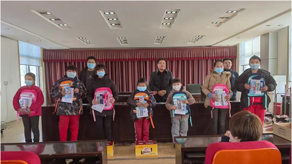 舉行“寒冬送溫暖 關愛暖童心”---希望小屋暖冬活動